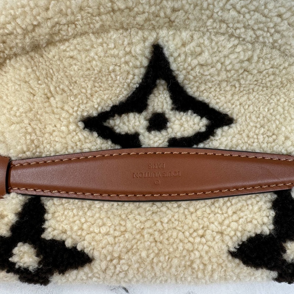 ❌❌ Louis Vuitton Teddy bumbag Monogram waist crossbody LV shearling fur bum bag - Picture 8 of 16